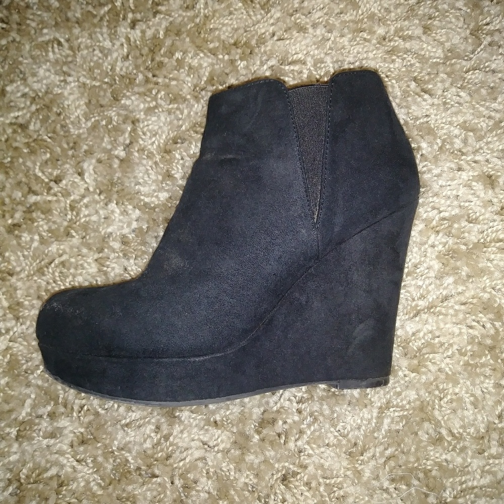 Black wedges